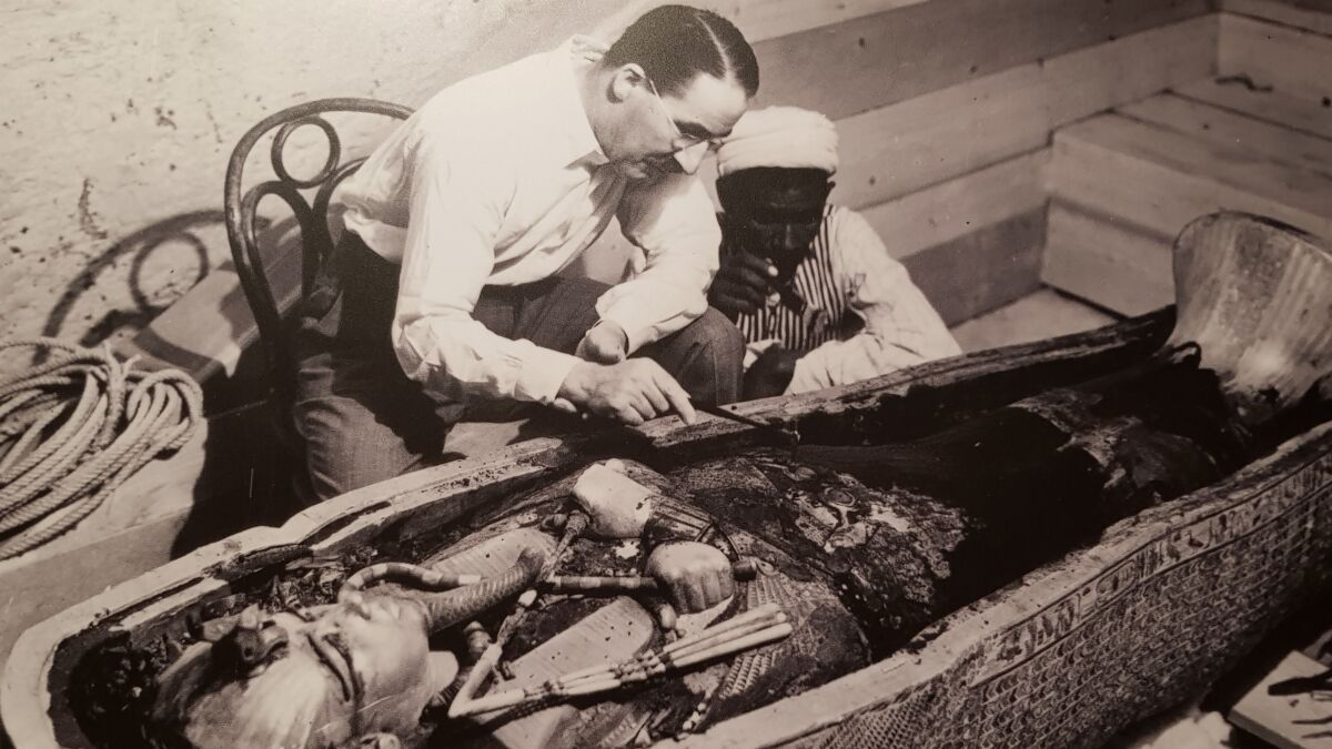 Howard Carter durante los trabajos de investigación de la tumba de Tutankamón, en 1922. 