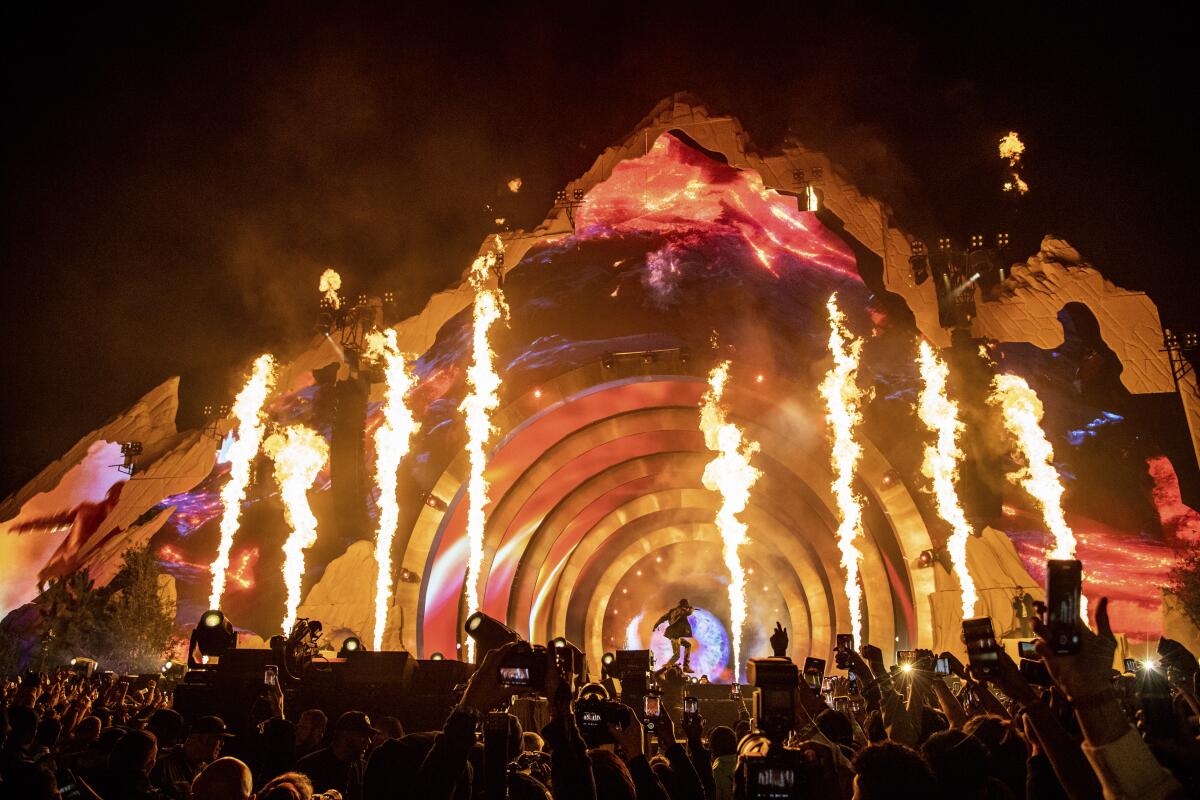 Travis Scott actuando en el primer día del Astroworld Festival en NRG Park.