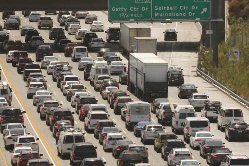 LOS ANGELES, CA â AUGUST 2, 2018: The 405 Freeway traffic in the Sepulveda Pass in Los Angeles mid day August 2, 2018 as there is word that President Trump will challenge California's gas mileage law for auto manufacturers. (Al Seib / Los Angeles Times)