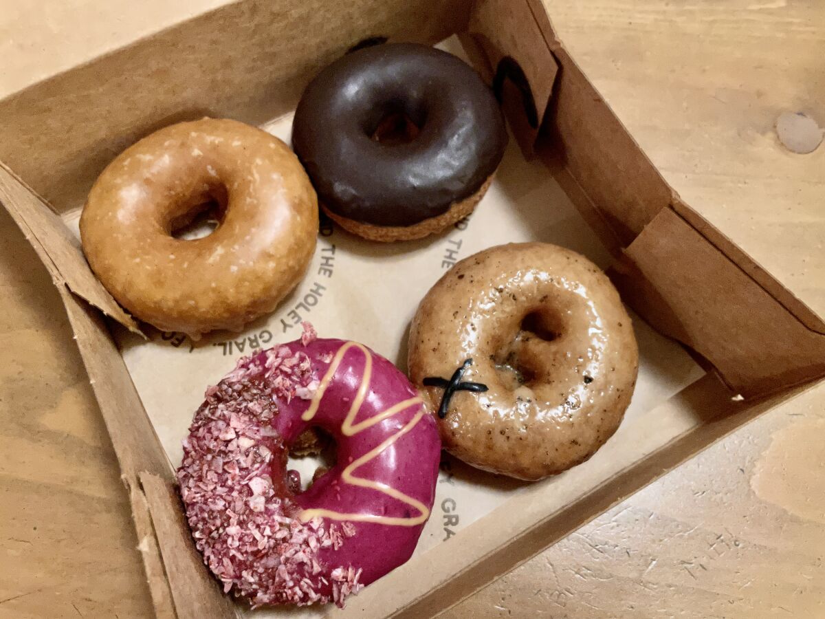 Un coup de tête de quatre beignets dans une boîte