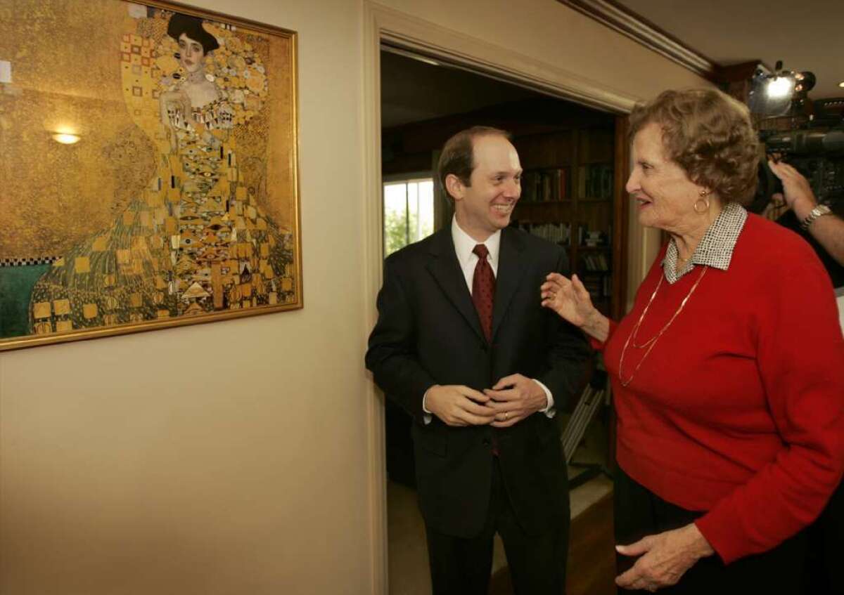 Randol Schoenberg and Maria Altmann in 2006, standing beside a reproduction of Gustav Klimt's painting "Portrait of Adele Bloch-Bauer I" that hung in her Los Angeles home.