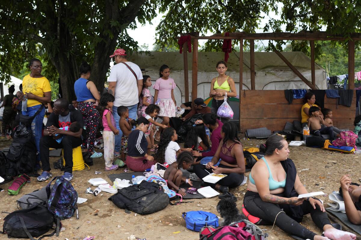 Migrantes descansan en un campamento improvisado en Lajas Blancas, provincia de Darién, Panamá.