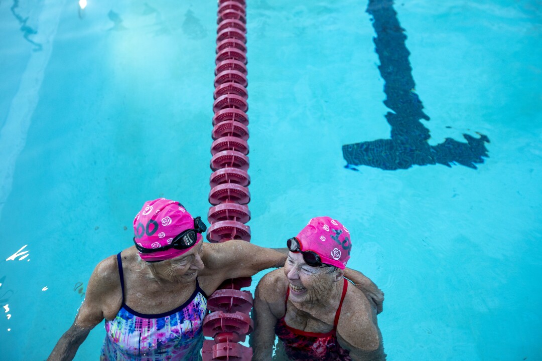 Maurine Kornfeld y Lynda Leopold, 73 ríen durante el entrenamiento.