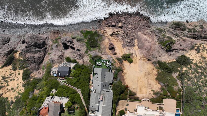 Dramatic drone footage shows luxury homes on edge of California cliff Dramatic drone footage shows luxury homes on edge of California cliff