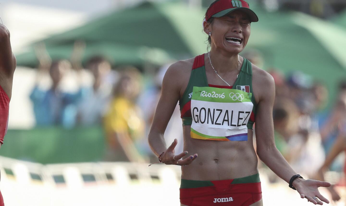 La atleta mexicana Guadalupe Gonzalez llora tras ganar la medalla de plata en la competencia de marcha 20km femenino en Río 2016.