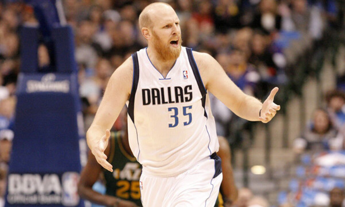 Former Dallas Mavericks center Chris Kaman has agreed to a one-year deal with the Lakers.