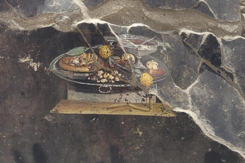 Esta imagen proporcionada el martes 27 de junio de 2023 por el Sitio Arqueológico de Pompeya muestra la pared de una antigua casa pompeyana con un fresco que representa una mesa con comida. El fresco fue encontrado en el atrio de una casa en Insula 10 de Regio IX en una excavación, a la que se anexó una panadería, ya explorada parcialmente entre 1888 y 1891 y cuyas investigaciones se reanudaron en enero pasado. (Sitio Arqueológico de Pompeya vía AP, ho)