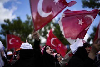 Simpatizantes del presidente turco Recep Tayyip Erdogan asisten a un evento de campaña en Estambul, Turquía, el sábado 27 de mayo de 2023. (AP Foto/Khalil Hamra)
