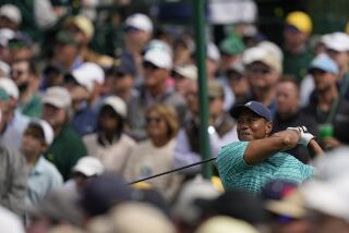 ARCHIVO - Tiger Woods realiza su tiro de salida hacia el hoyo 8 en la segundaronda del Masters de Augusta, Georgia, el 8 de abril de 2022 (AP Foto/David J. Phillip, archivo)