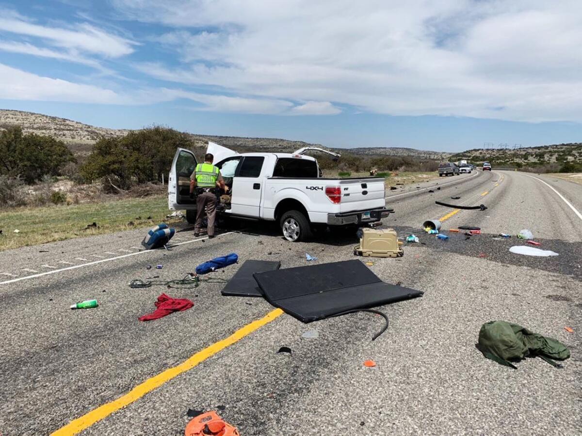 Esta fotografía muestra escombros que quedaron sobre una carretera 