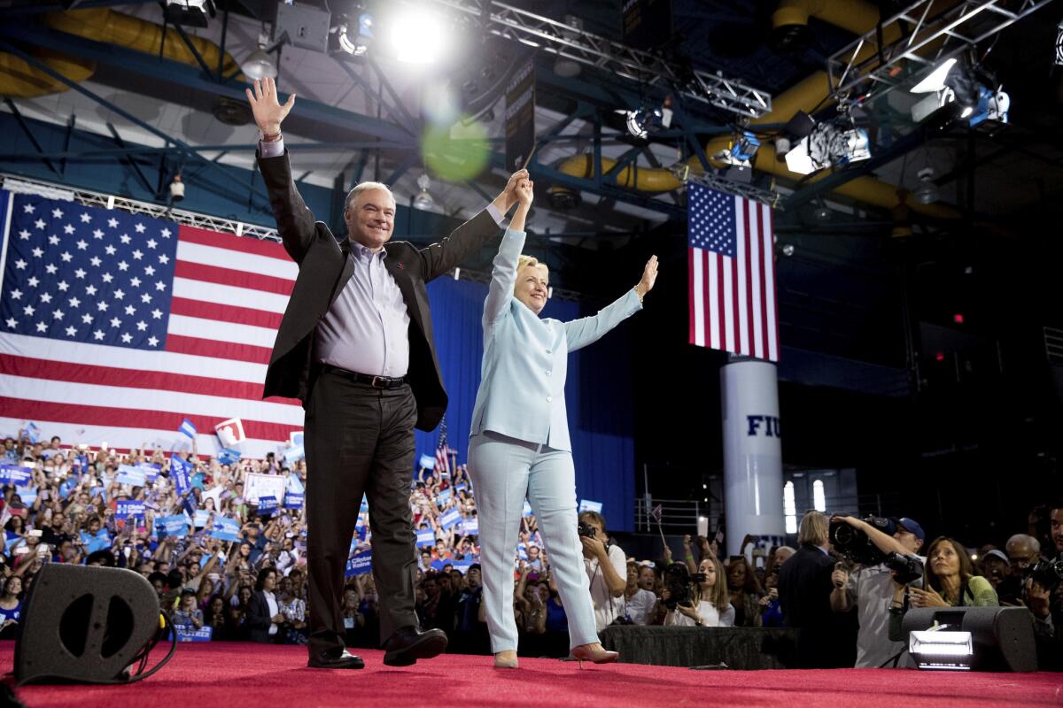 La candidata presidencial demócrata Hillary Clinton y su compañero de fórmula, el senador Tim Kaine, arriban a uyn acto de campaña en la Universidad Internacional de Florida en Miami el sábado, 23 de julio del 2016. (AP Foto/Andrew Harnik)