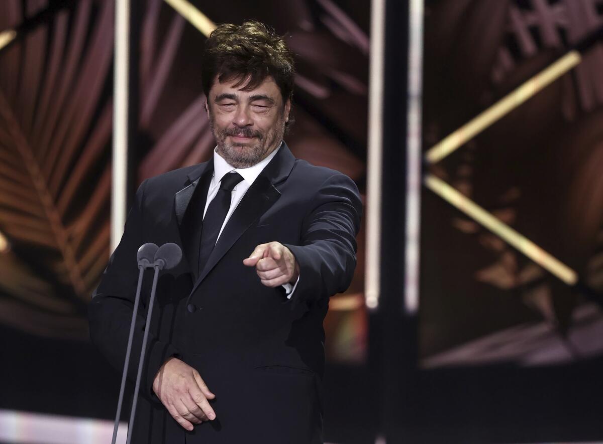El actor Benicio del Toro reacciona al recibir el premio Platino de Honor durante los Premios 