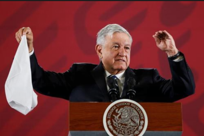 El presidente de México, Andrés Manuel López Obrador, participa durante su conferencia de prensa matutina en el Palacio Nacional de Ciudad de México (México). EFE/José Méndez/Archivo