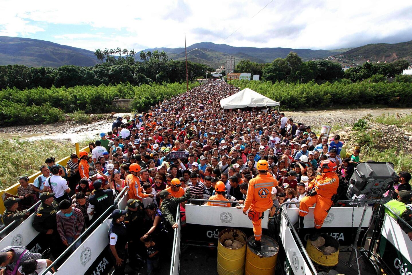 Venezuelans crossing border for supplies