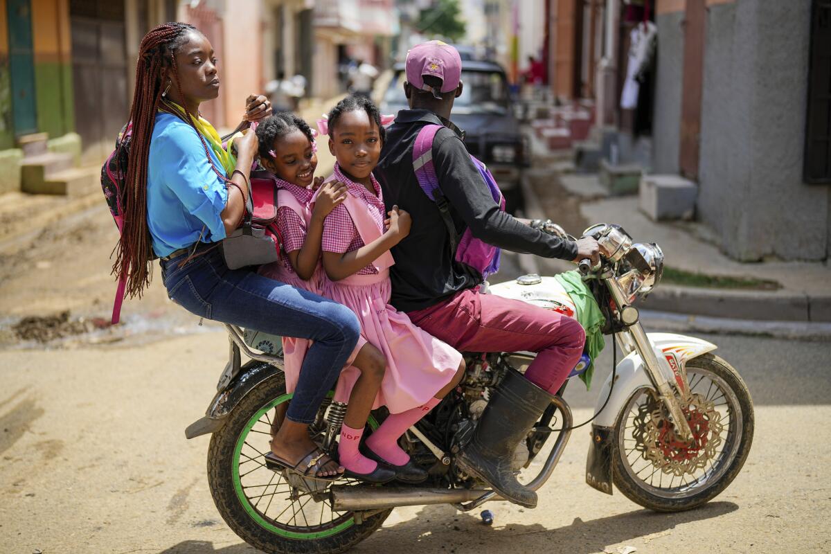 Cuatro personas circulan en una motocicleta en Cabo Haitiano, Haití, 
