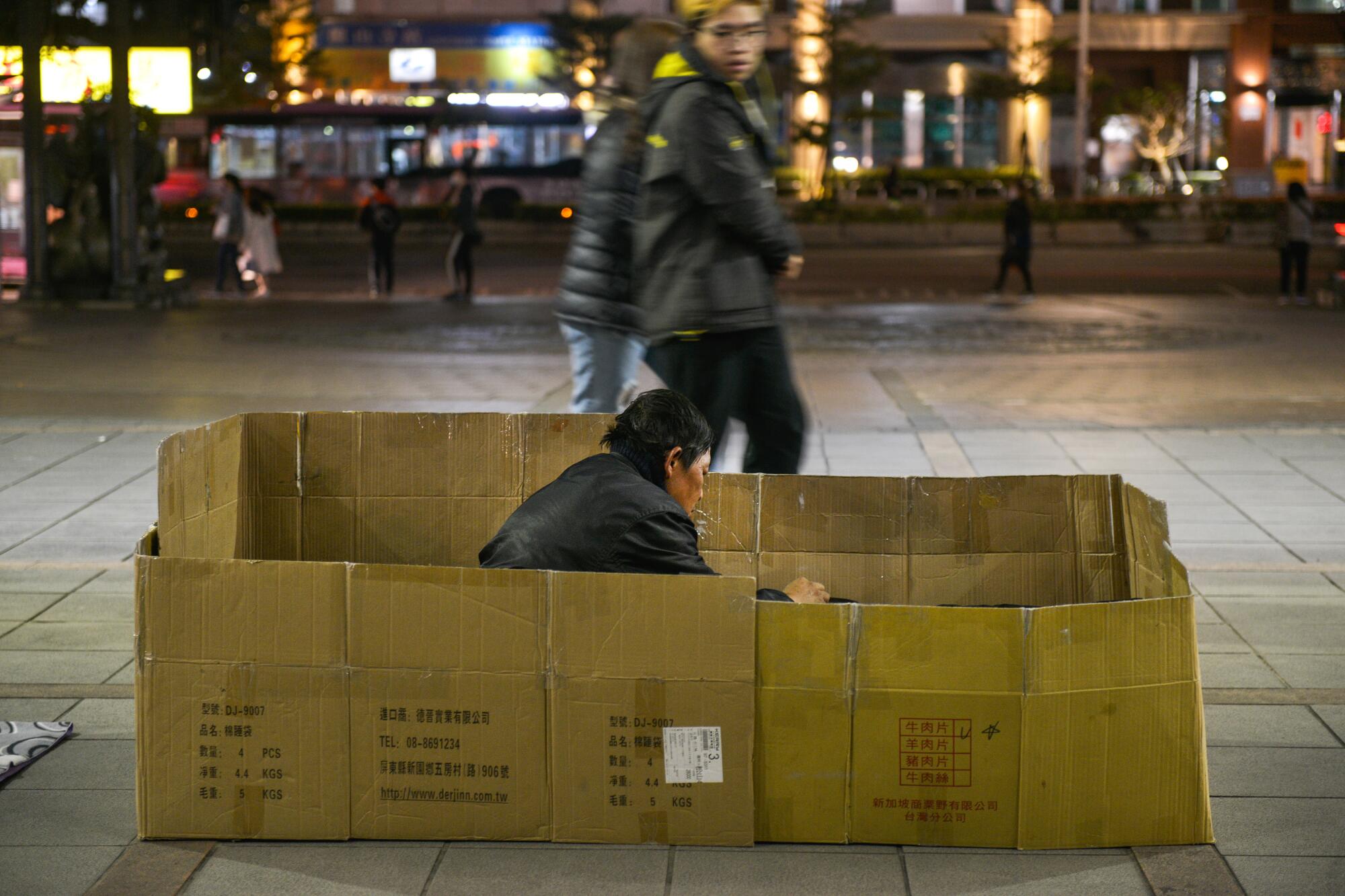  Kuo Ming-hong, 56, a former construction worker who lives in Bangka Park, gets ready for bed in Taipei, Taiwan.