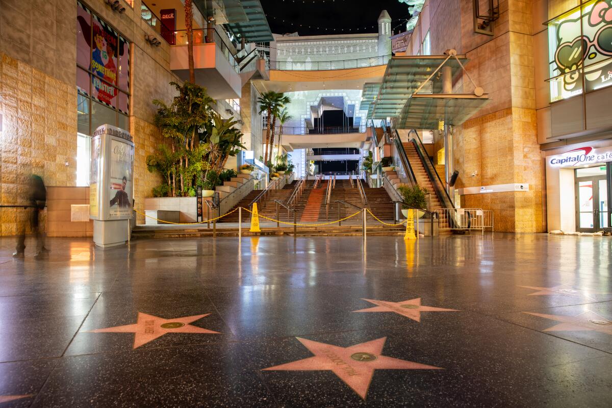 Todo está tranquilo a lo largo de Hollywood Boulevard, donde hay poco tráfico frente a un complejo cerrado de Hollywood y Highland en Hollywood, CA, donde se celebran anualmente los Premios de la Academia, el 20 de marzo de 2020.