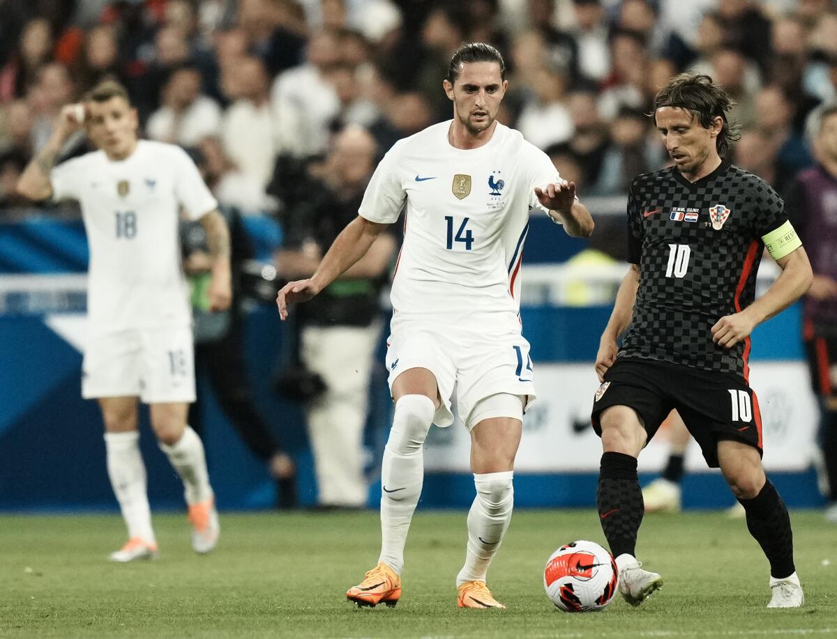 Luka Modric de Croacia pelea por el balón con Adrien Raboit de Francia 