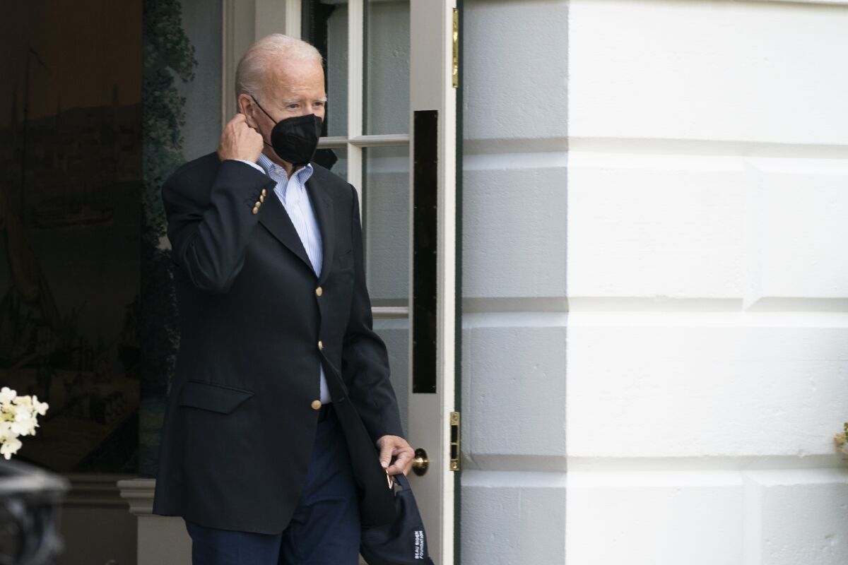 El presidente Joe Biden sale de la Casa Blanca, en Washington, 