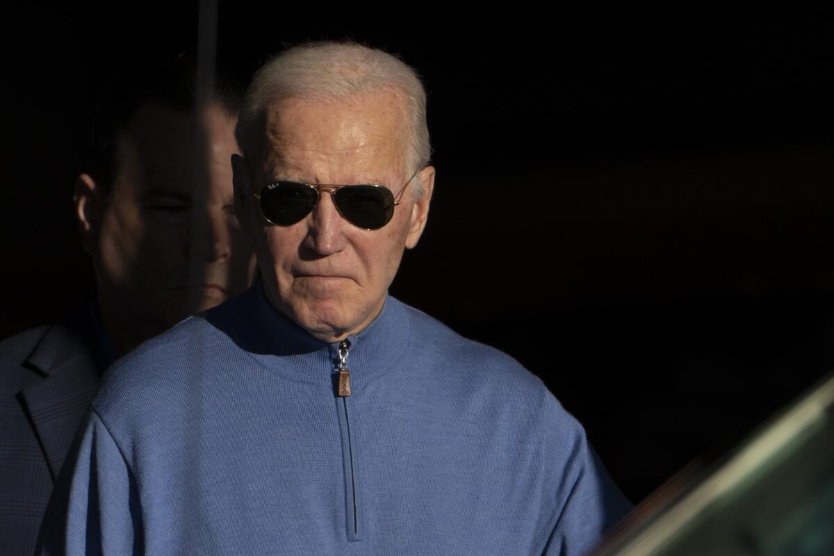El presidente Joe Biden sale de Jos A. Bank en Greenville, Delaware,