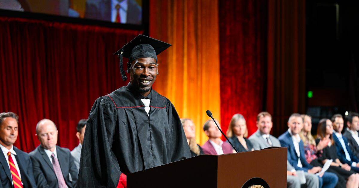 L’ancienne receveuse de l’USC, Marqise Lee, retourne à l’école et réalise un rêve