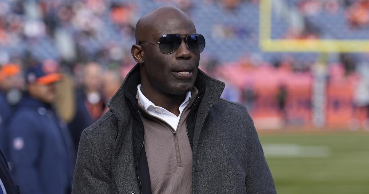 Terrell Davis handcuffed by FBI after ‘tapping’ combat attendant on aircraft