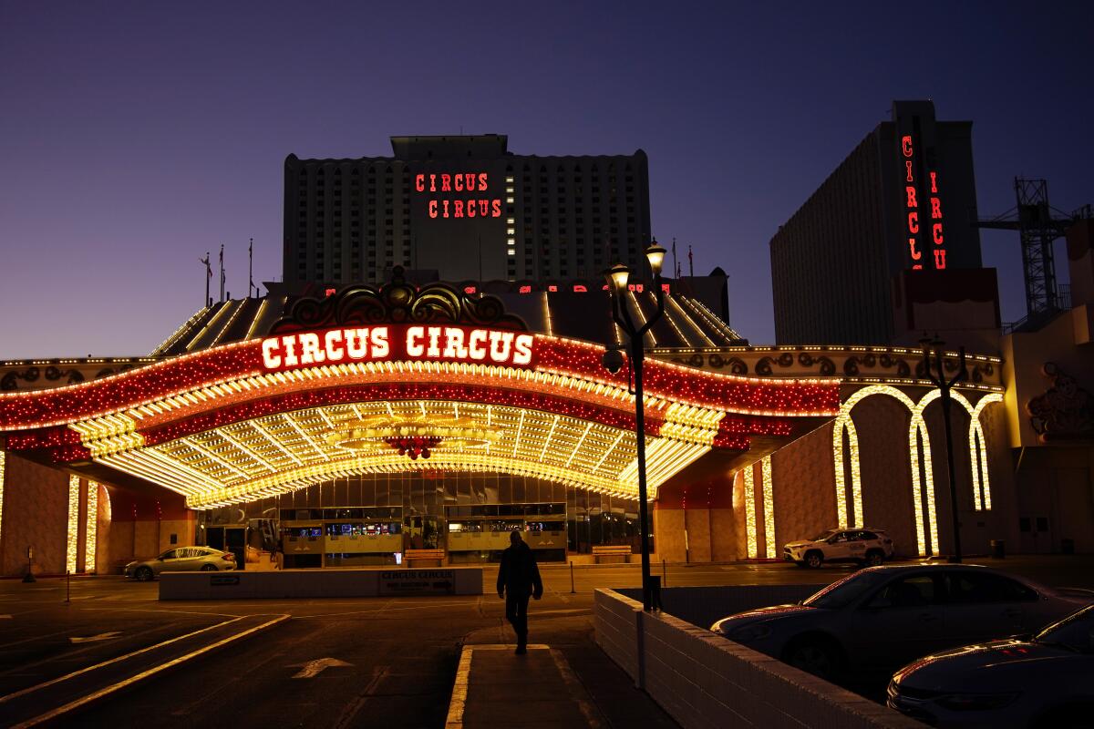 Un hombre camina frente al hotel y casino Circus Circus en Las Vegas
