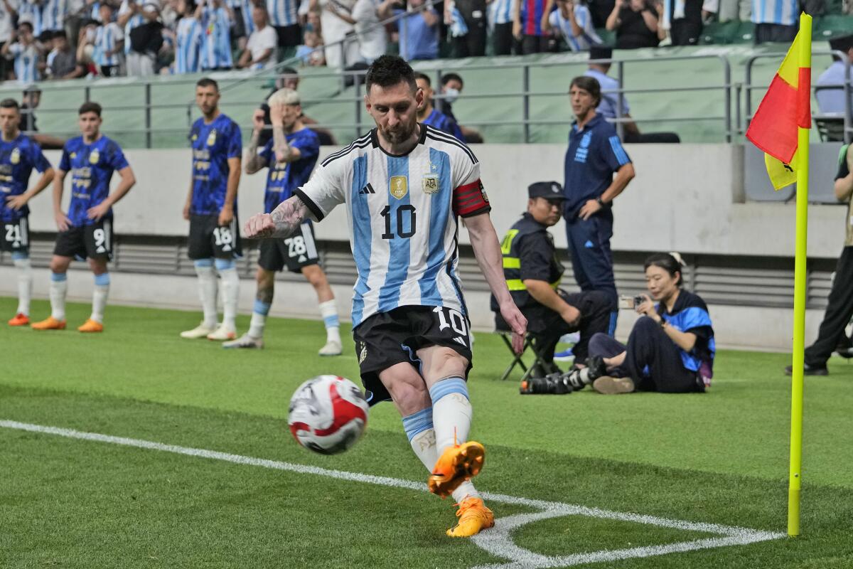 El capitán argentino Lionel Messi cobra un tiro de esquina 