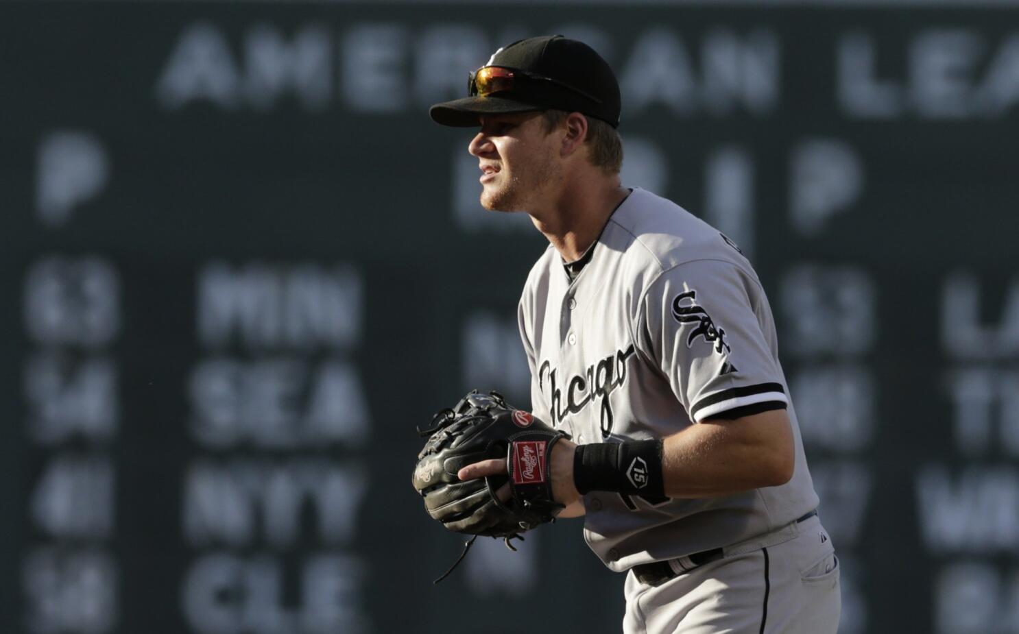 Chicago White Sox second baseman Gordon Beckham catches a ball