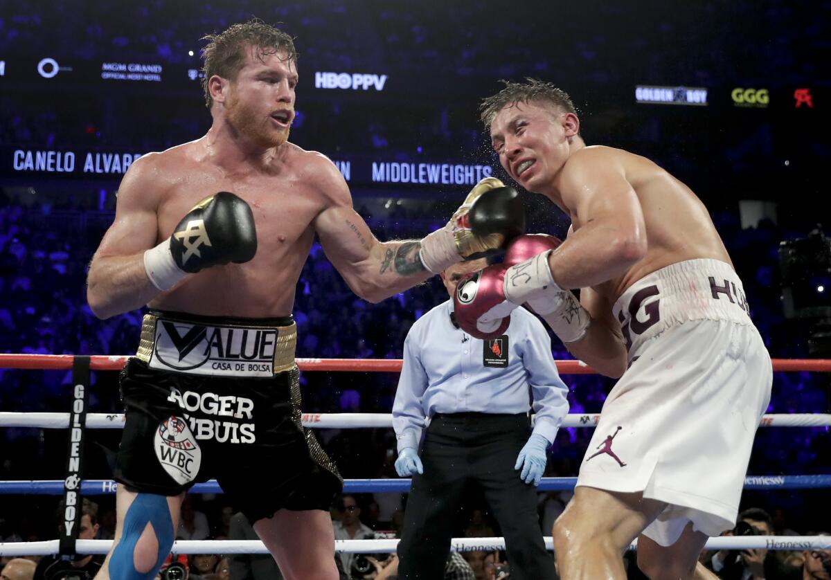 ARCHIVO - El mexicano Saúl "Canelo" Álvarez asesta un puñetazo al kazajo Gennady Golovkin 