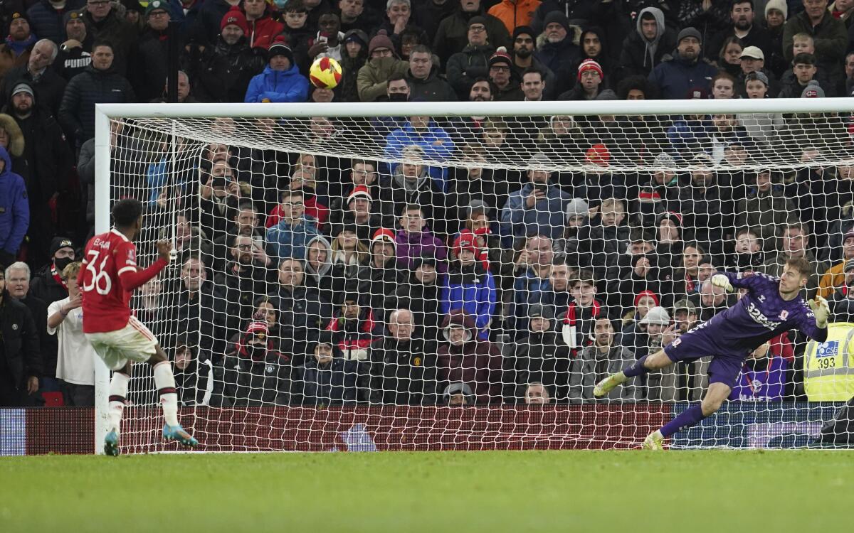 Anthony Elanga, del Manchester United, yerra su penal en la tanda ante el Middlesbrough