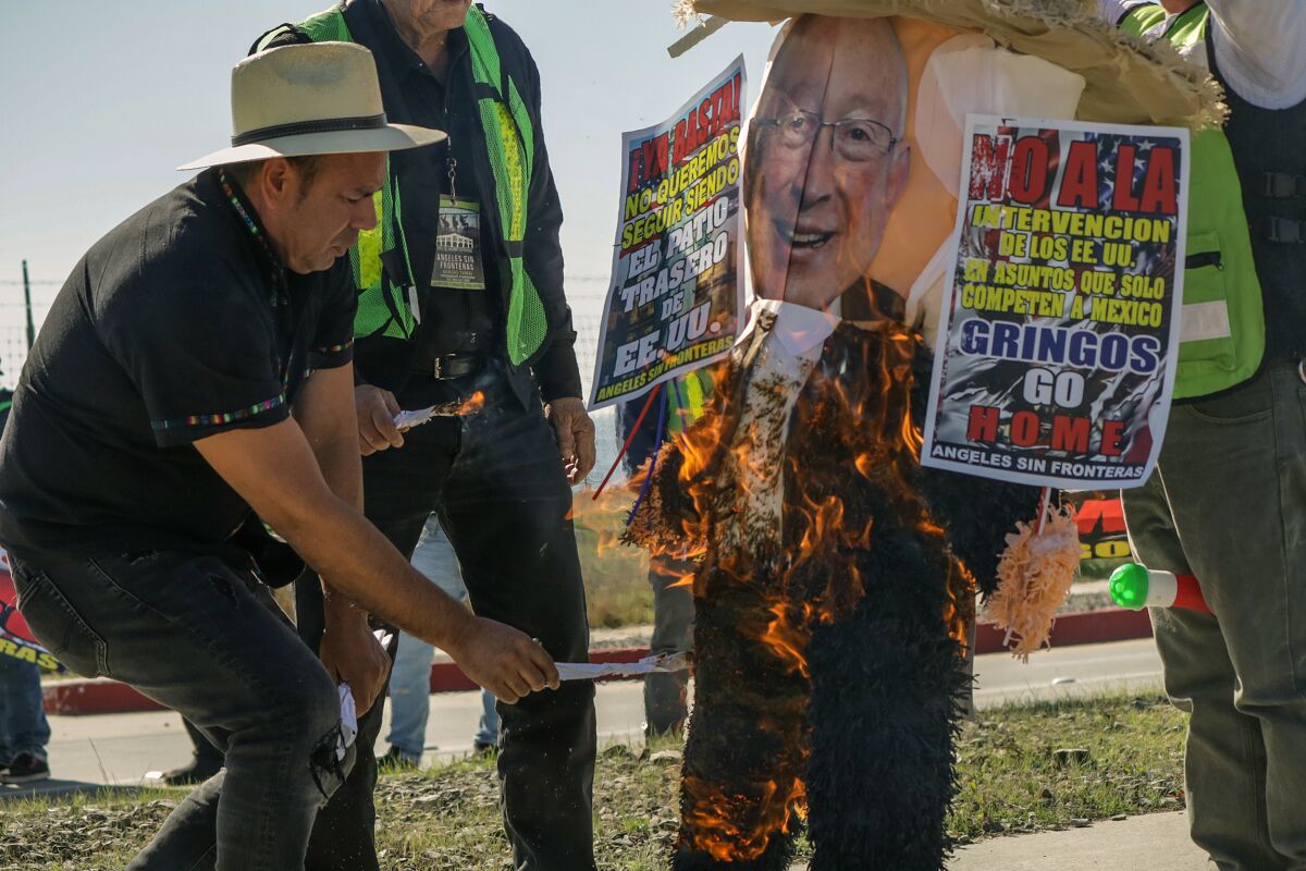 Activistas de Tijuana queman piñata de Ken Salazar por reformas migratorias