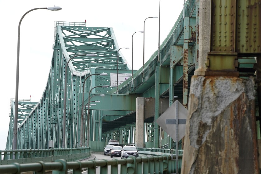 ARCHIVO - Autos toman la rampa de salida del puente Tobin Memoriar en Chelsea, Massachusetts,