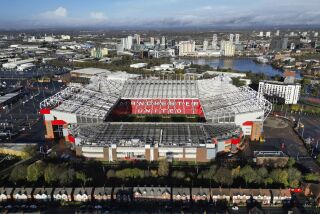 Una fotografía tomada mediante un dron muestra el estadio Old Trafford del Manchester United, el miércoles 23 de noviembre de 2022 (AP Foto/Jon Super)