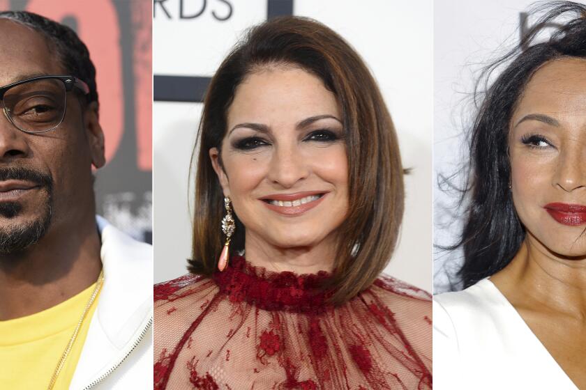 En esta combinación de fotografías, Snoop Dogg, de izquierda a derecha, Gloria Estefan, y Sade, quienes serán incorporados al Salón de la Fama de los Compositores en 2023. (Foto AP)