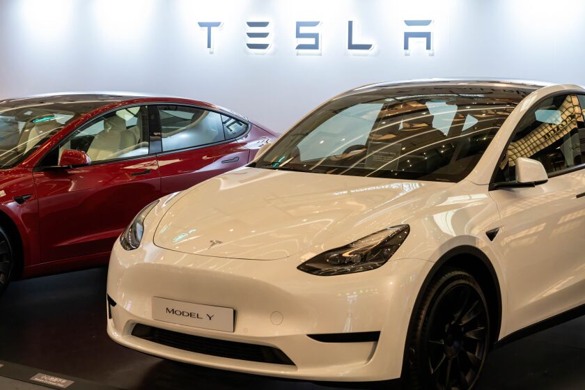 HONG KONG, CHINA - 2022/10/08: A showroom displaying the American automobile company, Tesla Motors, electric (EV) vehicles such as Y model car in white at a retail shopping mall in Hong Kong. (Photo by Sebastian Ng/SOPA Images/LightRocket via Getty Images)