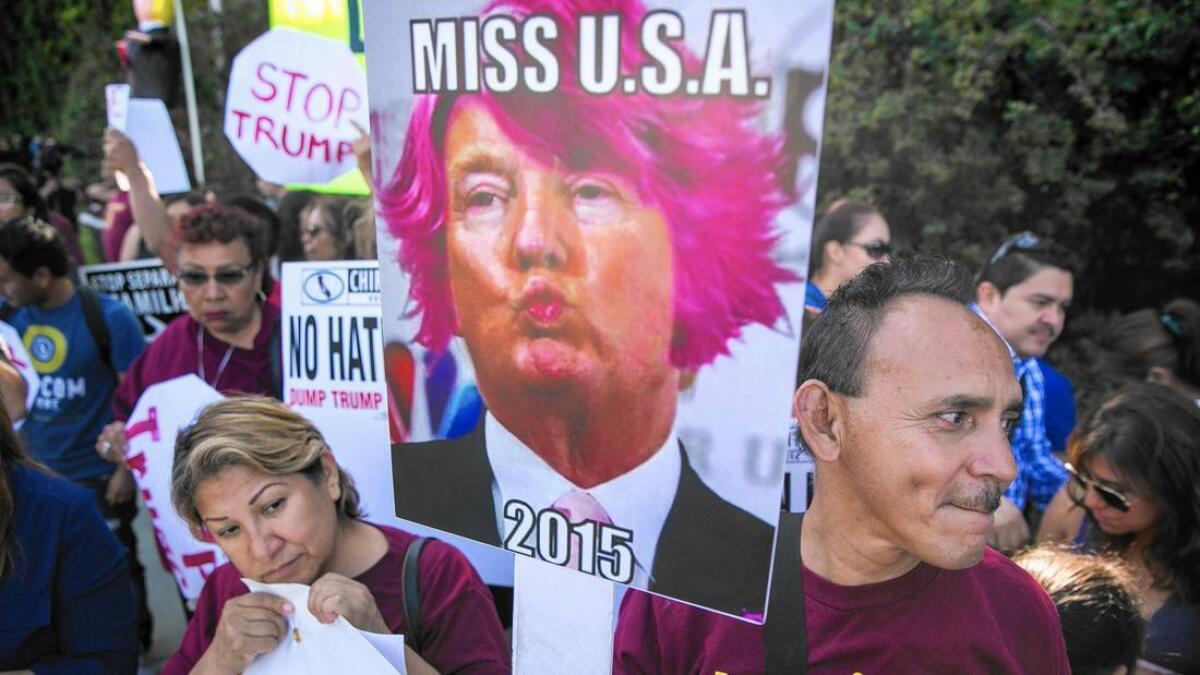 El viernes por la tarde, los simpatizantes de la Coalition for Humane Immigrant Rights de Los Ángeles se reunen afuera del Luxe Sunset Boulevard Hotel en Bel-Air para protestar en contra del candidato presidencial del partido republicano Donald Trump.
