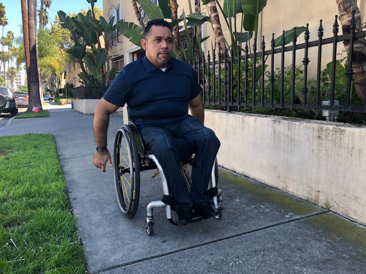 Rigoberto López recorre un vecindario de Los Ángeles para llegar a su vivienda.