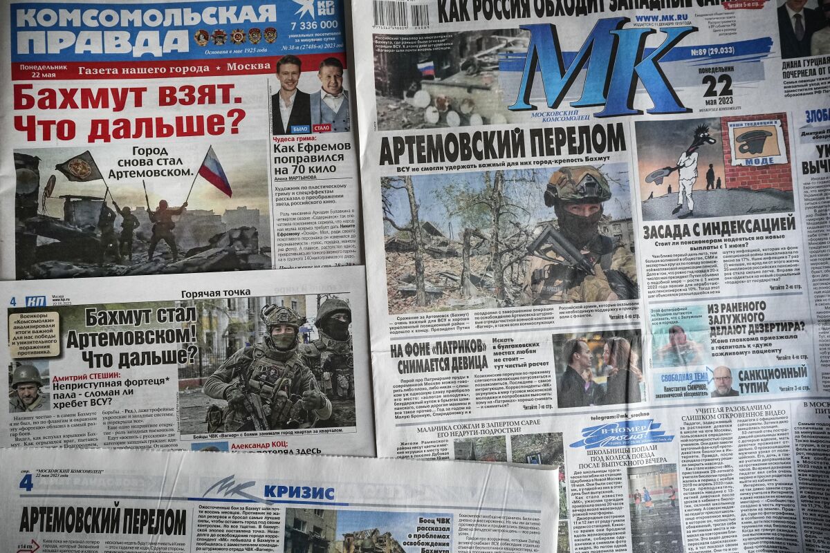 Periódicos rusos del 22 de mayo de 2023 destacando la captura de la ciudad ucraniana de Bájmut