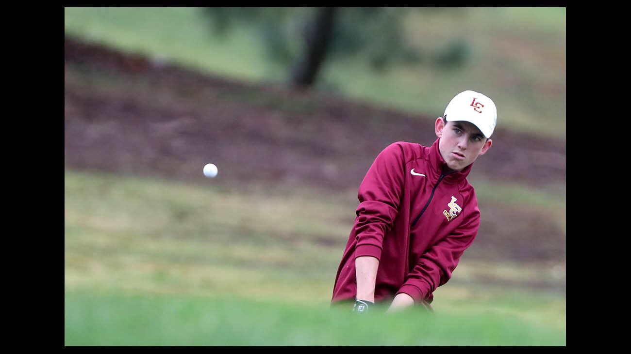 La Cañada High School golfer Andrew Ricci chips onto the green during Rio Hondo League boys’ golf individual championship, at Marshall Canyon Golf Course in La Verne on Wednesday, May 3, 2018.