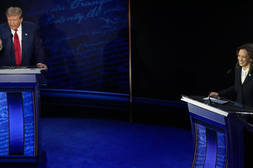 El candidato republicano a la presidencia de Estados Unidos, Donald Trump, y la candidata demócrata a la presidencia, Kamala Harris, participan en un debate en ABC en el National Constitution Center, el martes 10 de septiembre de 2024, en Filadelfia. (AP Foto/Alex Brandon)