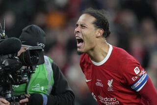 Virgil van Dijk celebra tras anotar el gol que le dio a Liverpool la victoria 1-0 ante Chelsea en la final de la Copa de la Liga inglesa, el domingo 25 de febrero de 2024. (AP Foto/Alastair Grant)