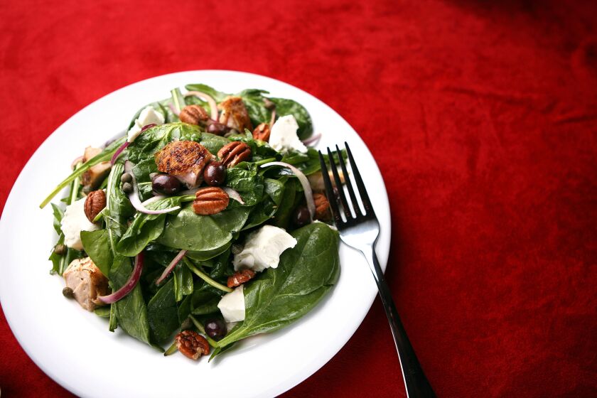 Recipe: Mixed greens with chicken, goat cheese and pecans