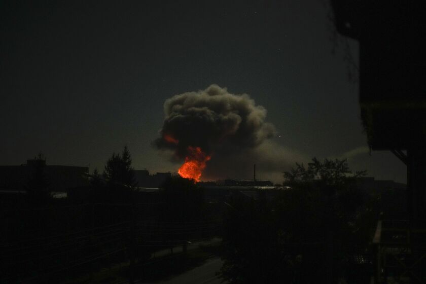 Una nube de humo se eleva tras una explosión el sábado 8 de octubre de 2022, en Járkiv, Ucrania. (AP Foto/Francisco Seco)