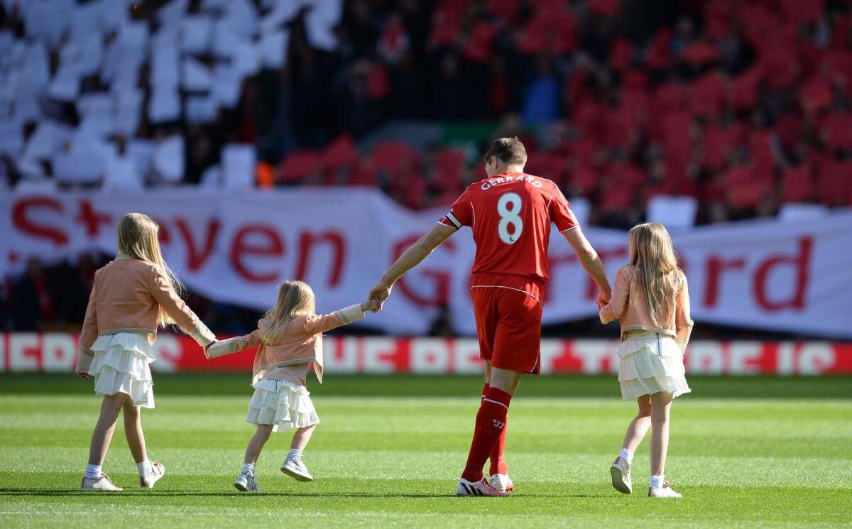 Steven Gerrard se despidió de los fans de Liverpool acompañado de sus hijas.