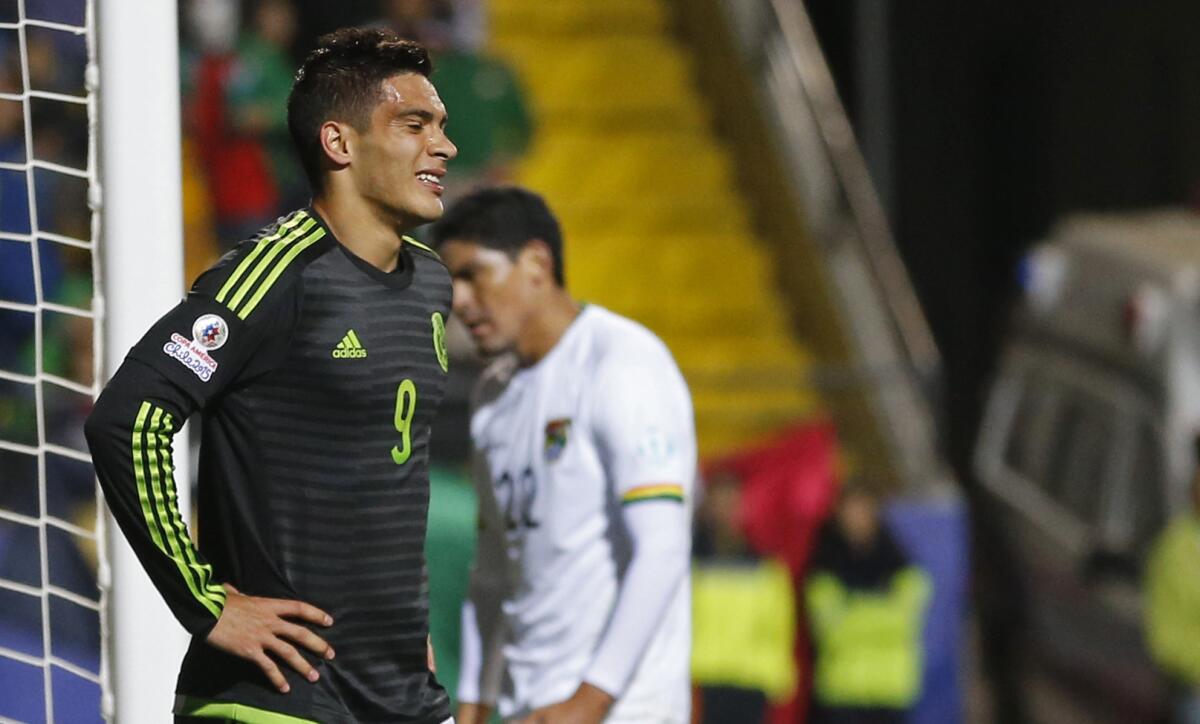 El jugador de México, Raul Jimenez, se lamenta tras fallar una oportunidad de gol ante Bolivia.