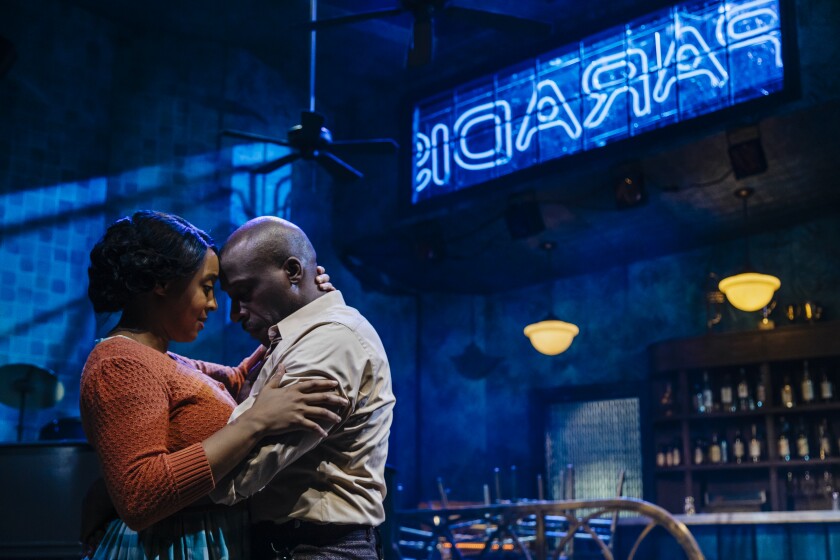 Dominique Morisseau sobre el fin de la carrera por la costa oeste de 'Paradise Blue' Una mujer abraza a un hombre en una escena de "Paradise Blue."