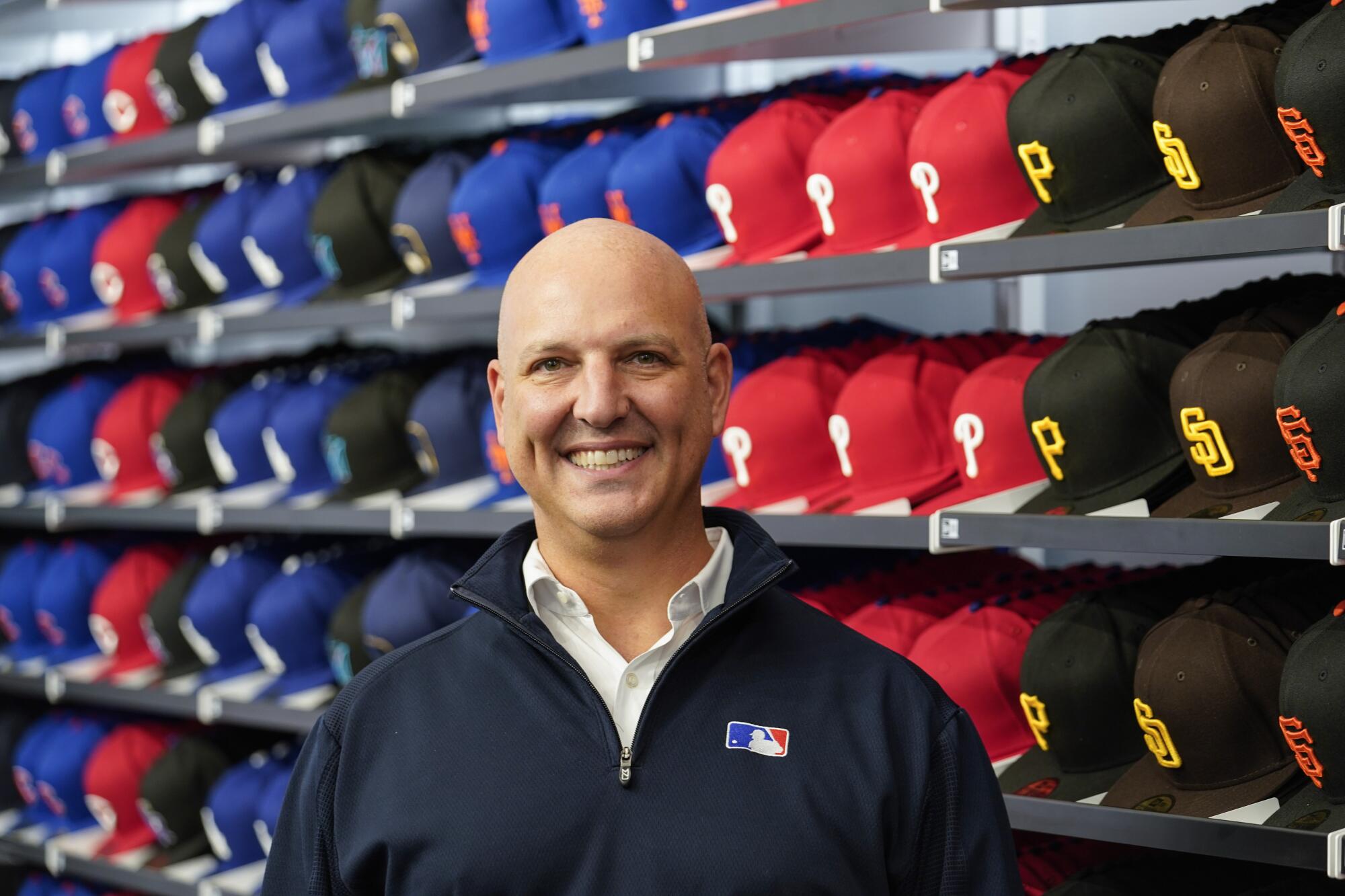 MLB 首席营收官诺亚·加登 (Noah Garden) 于 2020 年 9 月 30 日星期三在纽约 MLB 旗舰店摆姿势。