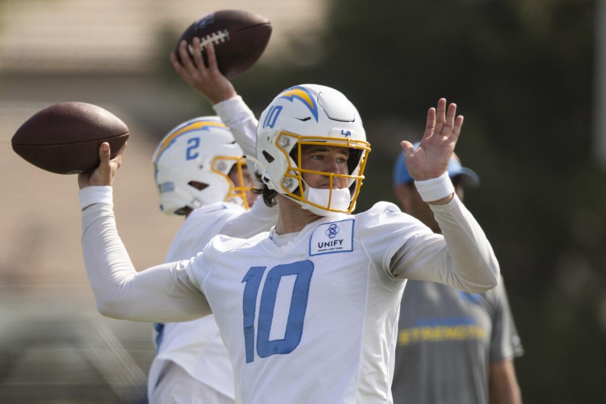 Chargers-Quarterback Justin Herbert bereitet sich während des Trainingslagers auf den Wurf vor.