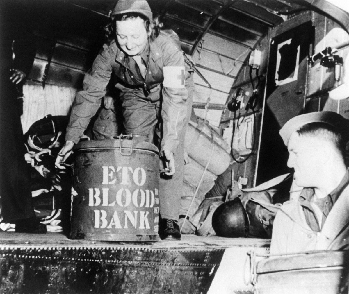1944 年 6 月 14 日，斯塔西娅·佩科中尉对运往法国的血液进行最后一刻检查。